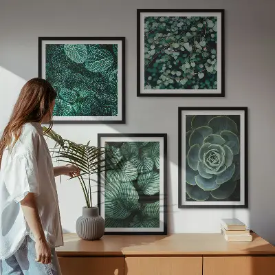 Tavelvägg med motiv av suckulenter gröna blad ovanför soffan