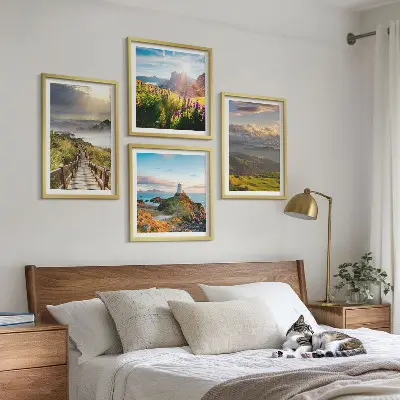 Bergblommor himmelstig tavelvägg ovanför soffa