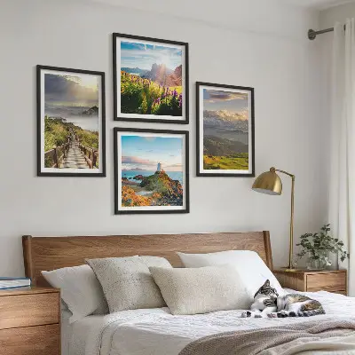 Bergblommor himmelstig tavelvägg ovanför soffa