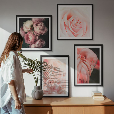 Tavelvägg ovanför soffa Pastellrosa flamingos