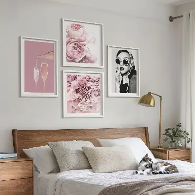 Tavelvägg med 4 tavlor med motiv av eleganta pioner och rosor