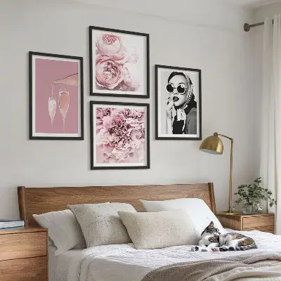 Tavelvägg med 4 tavlor med motiv av eleganta pioner och rosor