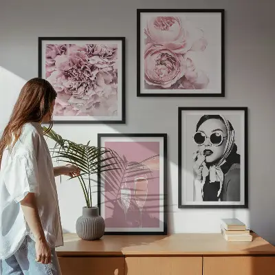 Tavelvägg med 4 tavlor med motiv av eleganta pioner och rosor