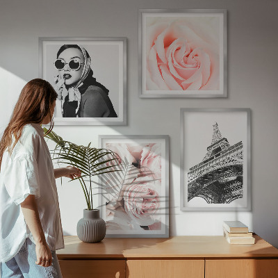 Tavelvägg ovanför soffa Eiffelporträtt av en kvinna med rosor