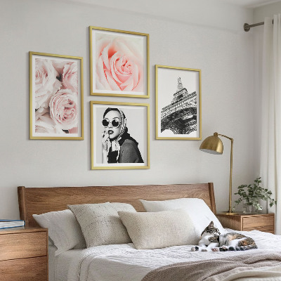 Tavelvägg ovanför soffa Eiffelporträtt av en kvinna med rosor