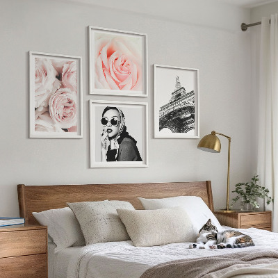 Tavelvägg ovanför soffa Eiffelporträtt av en kvinna med rosor