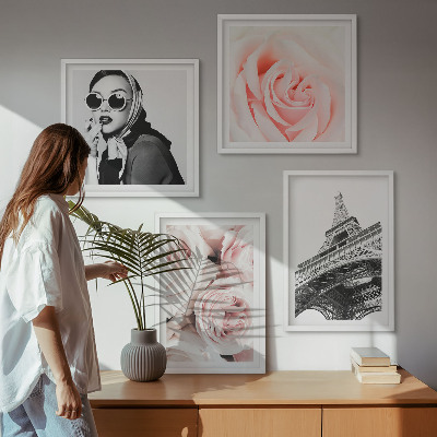 Tavelvägg ovanför soffa Eiffelporträtt av en kvinna med rosor