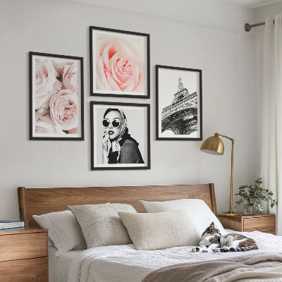 Tavelvägg ovanför soffa Eiffelporträtt av en kvinna med rosor