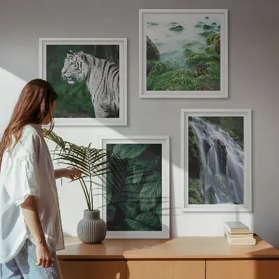 Tavelvägg med 4 tavlor vit tiger vid ett vattenfall med löv