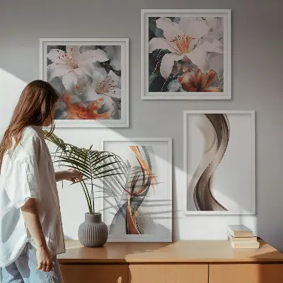 Tavelvägg ovanför soffa med motiv av gula och gråbruna vågor