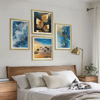 Tavelvägg med 4 tavlor med motiv av blått guldmönster