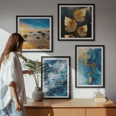 Tavelvägg med 4 tavlor med motiv av blått guldmönster