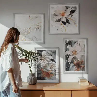 Tavelvägg ovanför soffa med blommotiv i vit och svart marmor