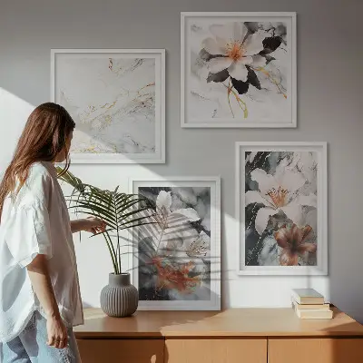 Tavelvägg ovanför soffa med blommotiv i vit och svart marmor