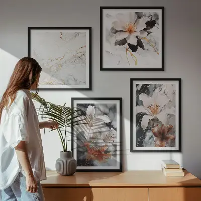 Tavelvägg ovanför soffa med blommotiv i vit och svart marmor