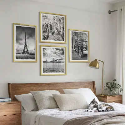 Tavelvägg med 4 tavlor med motiv av stadsutsikt, broar, Eiffeltornet och bil