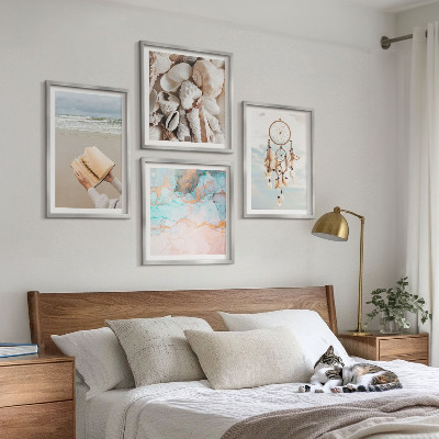 Tavelvägg ovanför soffa Snäckskal boho bok