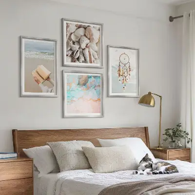 Snäckskal boho bok tavelvägg ovanför soffa