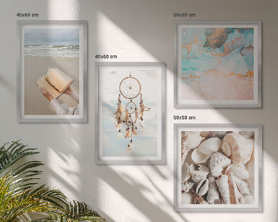 Tavelvägg ovanför soffa Snäckskal boho bok