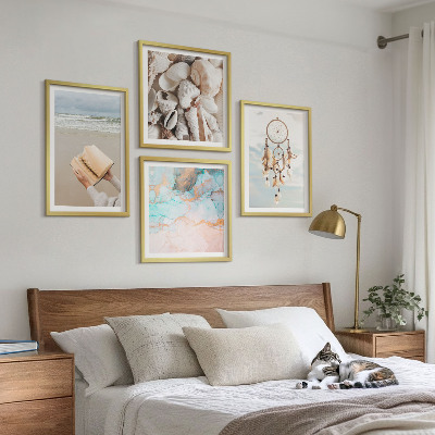 Tavelvägg ovanför soffa Snäckskal boho bok