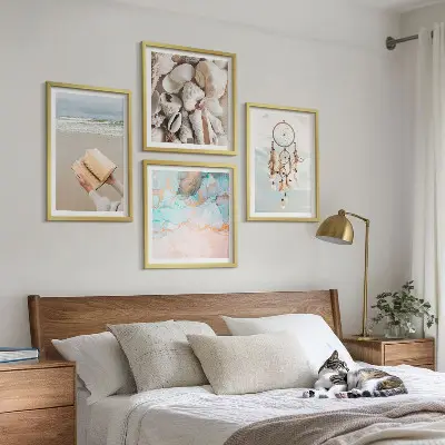 Snäckskal boho bok tavelvägg ovanför soffa