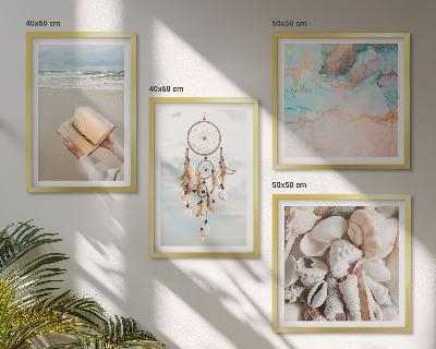 Tavelvägg ovanför soffa Snäckskal boho bok
