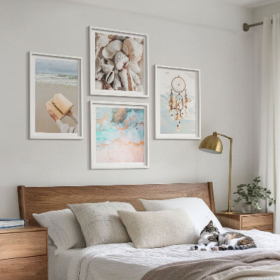 Tavelvägg ovanför soffa Snäckskal boho bok