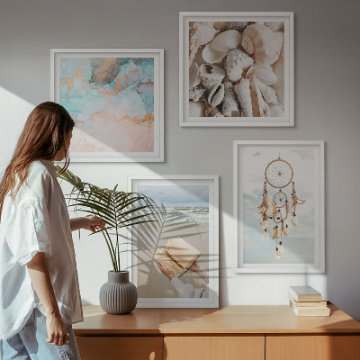 Tavelvägg ovanför soffa Snäckskal boho bok
