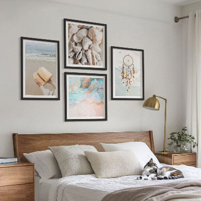 Tavelvägg ovanför soffa Snäckskal boho bok