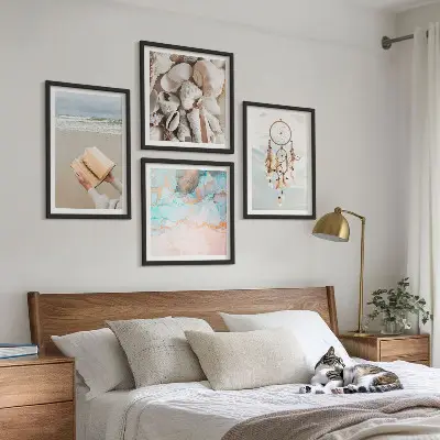 Snäckskal boho bok tavelvägg ovanför soffa