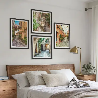 Tavelvägg med 4 tavlor med motiv av italienska gator och blommor