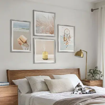 Tavelvägg med sommarlandskap i boho-stil för placering ovanför soffan