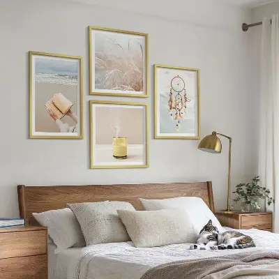 Tavelvägg med sommarlandskap i boho-stil för placering ovanför soffan