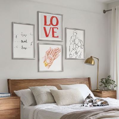 Tavelvägg ovanför soffa Familjeillustrationer husskyltar