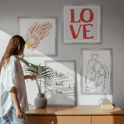 Tavelvägg ovanför soffa Familjeillustrationer husskyltar