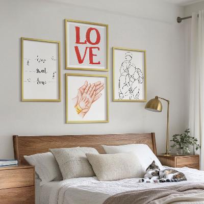 Tavelvägg ovanför soffa Familjeillustrationer husskyltar