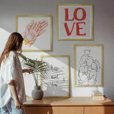 Tavelvägg ovanför soffa Familjeillustrationer husskyltar