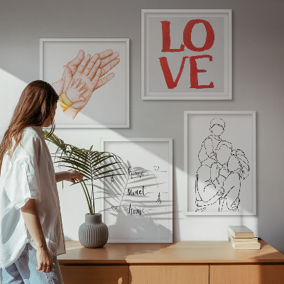 Tavelvägg ovanför soffa Familjeillustrationer husskyltar