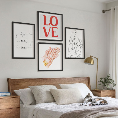 Tavelvägg ovanför soffa Familjeillustrationer husskyltar