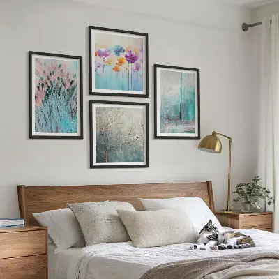 Tavelvägg med 4 tavlor pastellfärgade blommor med bakgrundsmönster