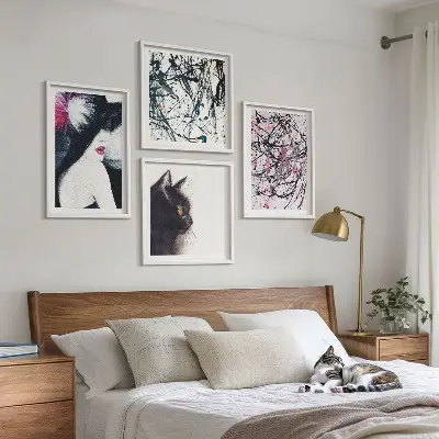 Tavelvägg ovanför soffa med abstrakta kattmålningsmönster