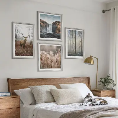 Tavelvägg med skogslandskap vild natur ovanför soffa