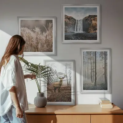 Tavelvägg med skogslandskap vild natur ovanför soffa