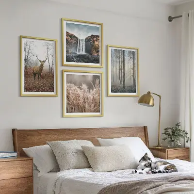 Tavelvägg med skogslandskap vild natur ovanför soffa