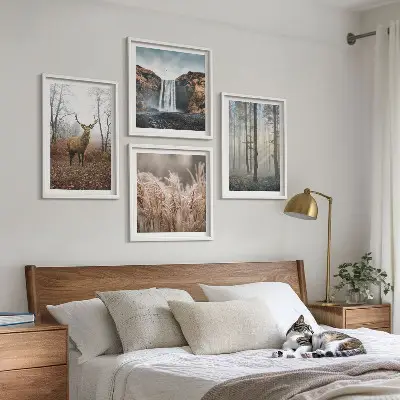 Tavelvägg med skogslandskap vild natur ovanför soffa