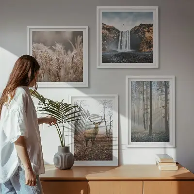 Tavelvägg med skogslandskap vild natur ovanför soffa