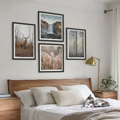 Tavelvägg med skogslandskap vild natur ovanför soffa
