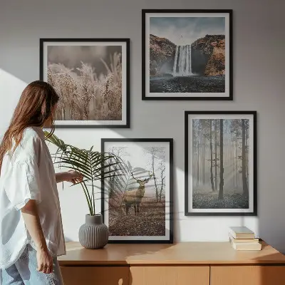 Tavelvägg med skogslandskap vild natur ovanför soffa