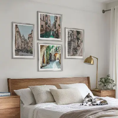 Tavelvägg med 4 tavlor med motiv av venetianska gator och arkitektur vid vatten