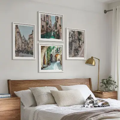 Tavelvägg med 4 tavlor med motiv av venetianska gator och arkitektur vid vatten